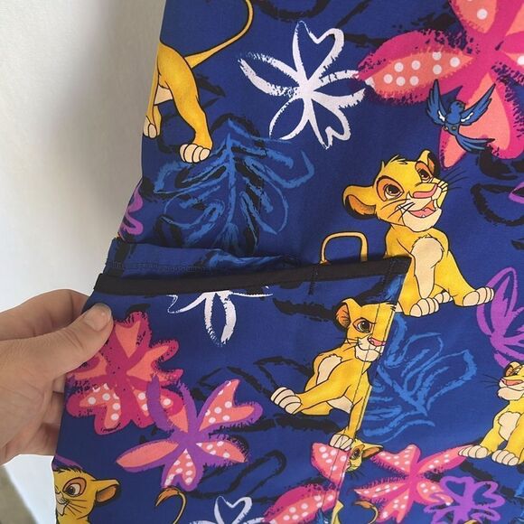 Disney Lion King Sinba Scrub Top Size M - Picture 5 of 6